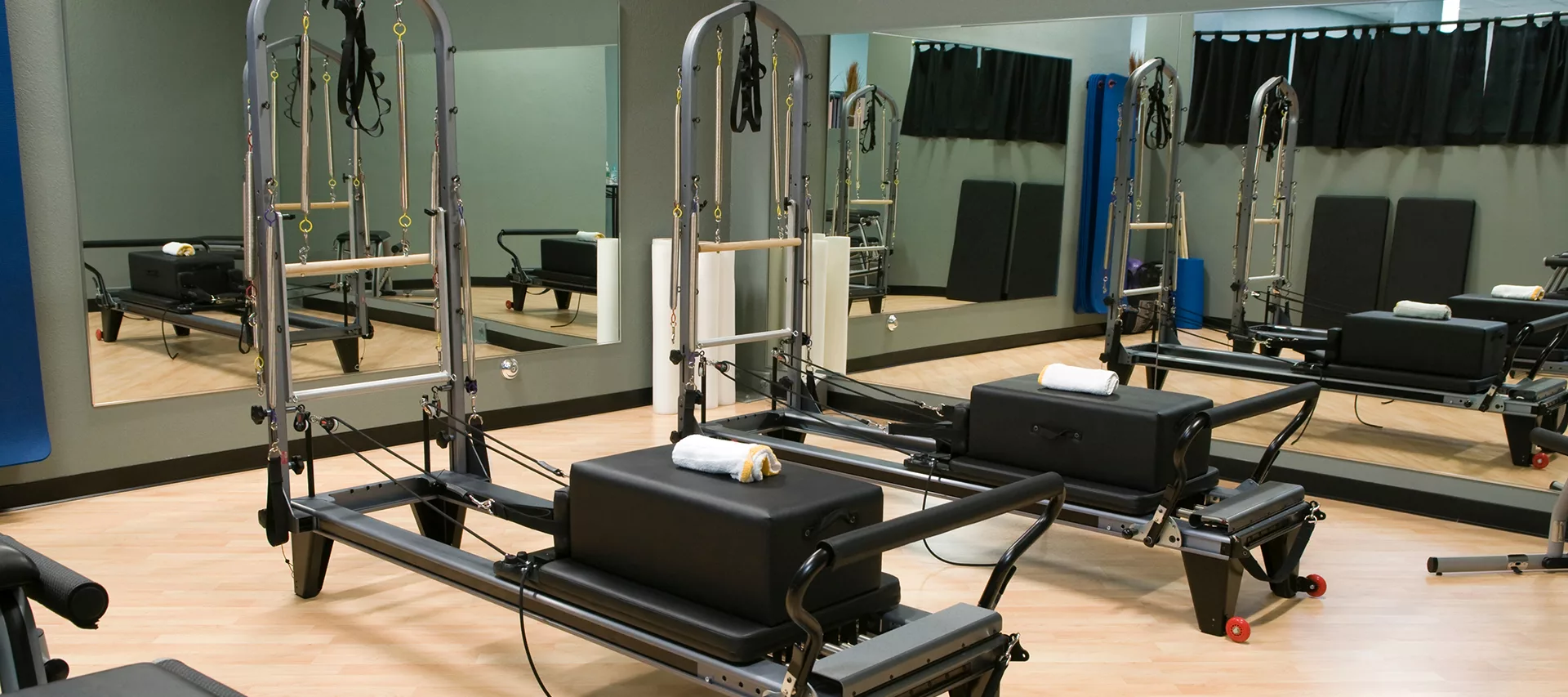 Pilates Reformer com fundo em forma de torre